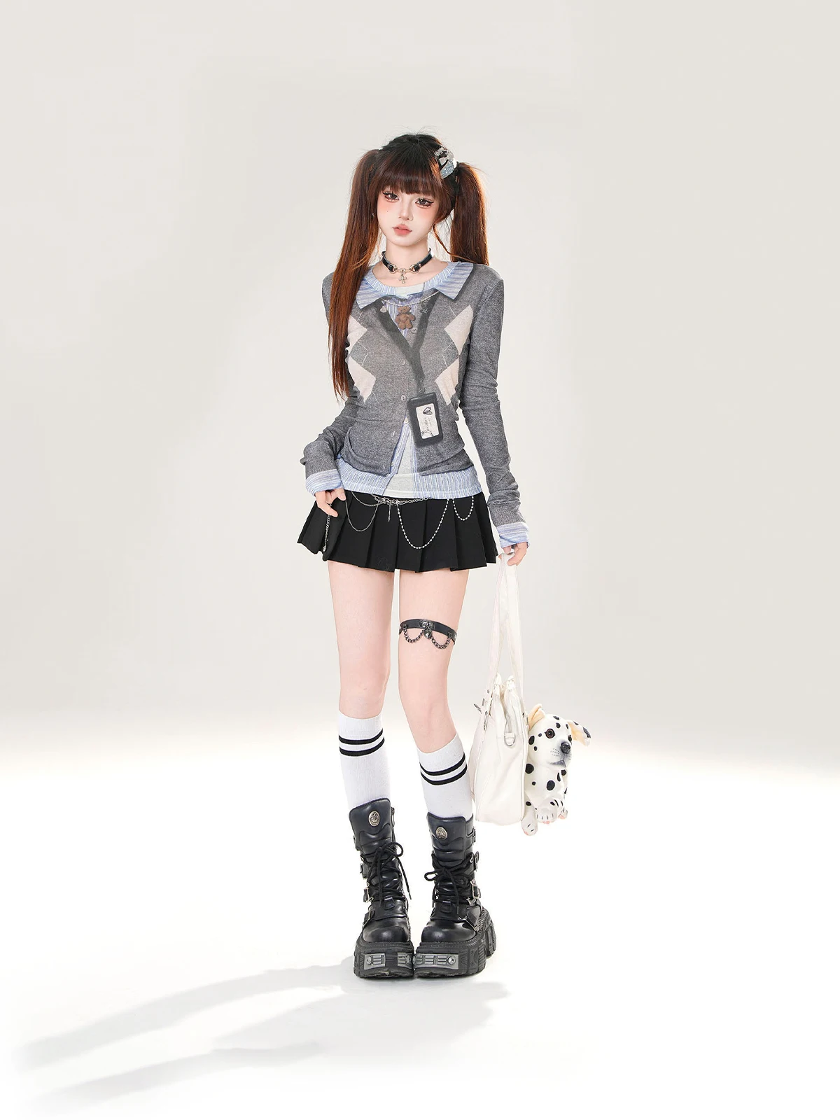 Wysokiej jakości, popularna, hurtowa koszulka damska z długim rękawem, z nadrukiem, na ramiączkach, z efektem dwóch warstw, z paskami i podkreśloną talią.