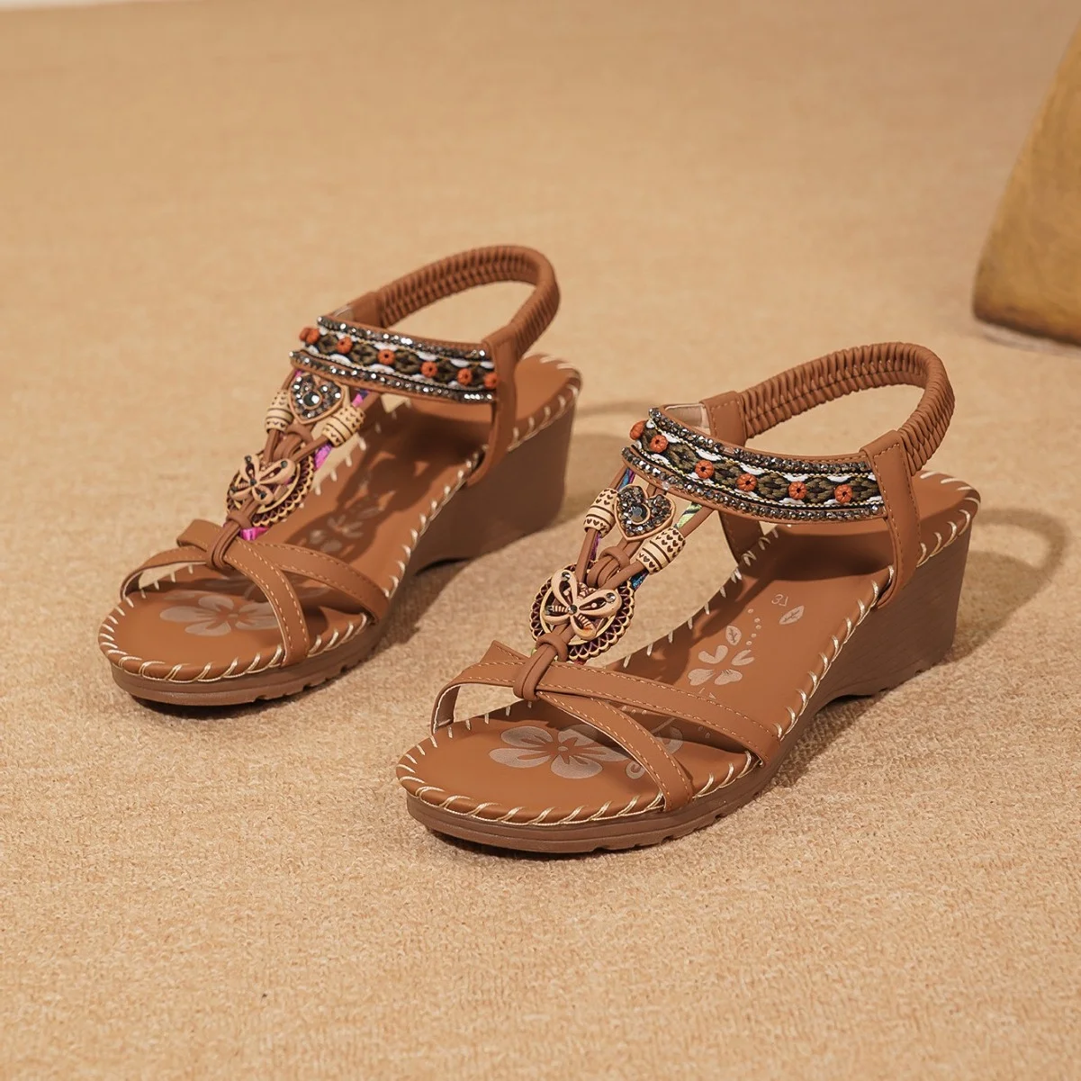 

Богемские сандалии на танкетке для женщин, лето 2026, этнические шлепанцы с бисером, винтажные сандалии ручной работы на платформе, удобная пляжная обувь