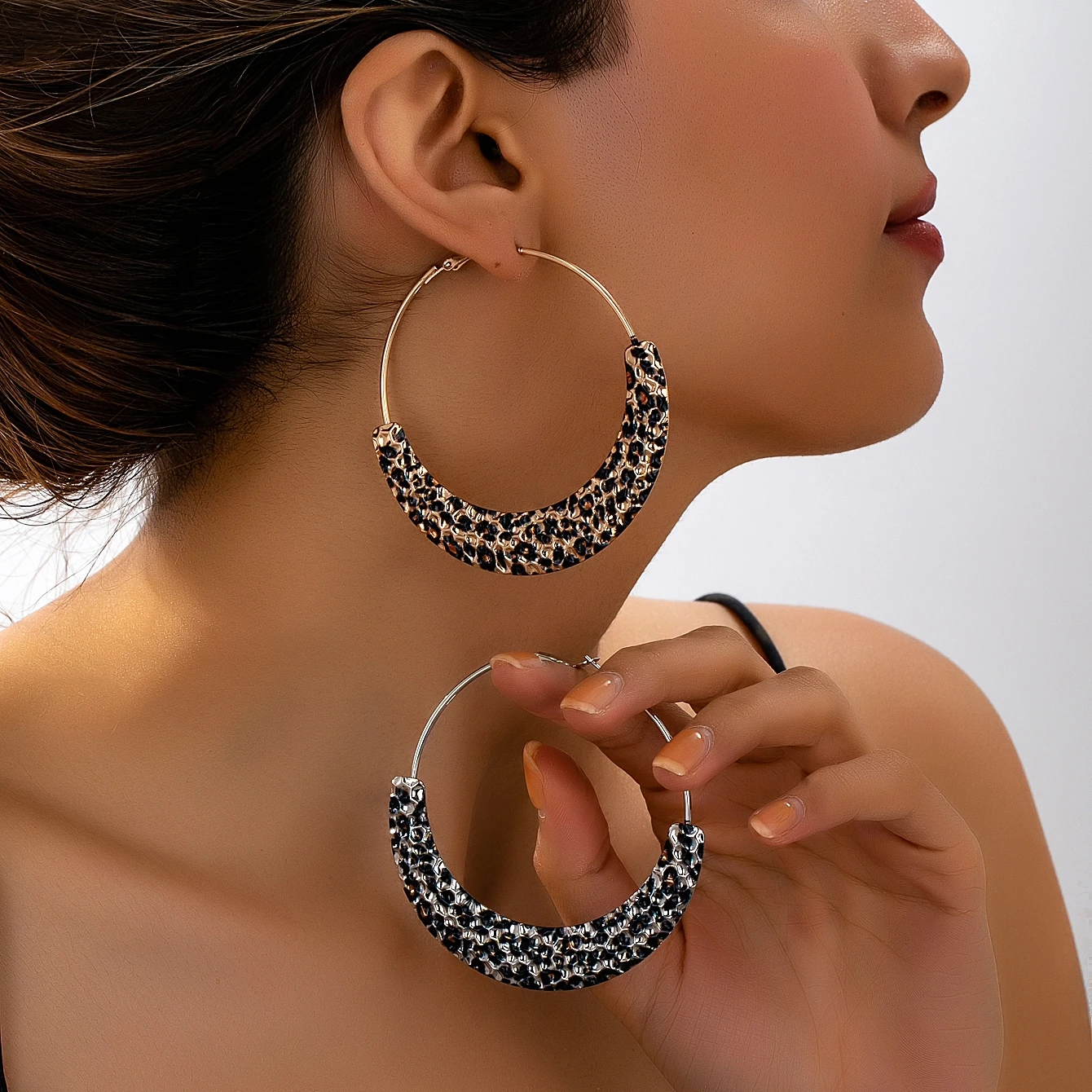 Un par de pendientes de aro de moda para mujer, pendientes de textura martillada exagerada, adecuados para uso diario y vacaciones