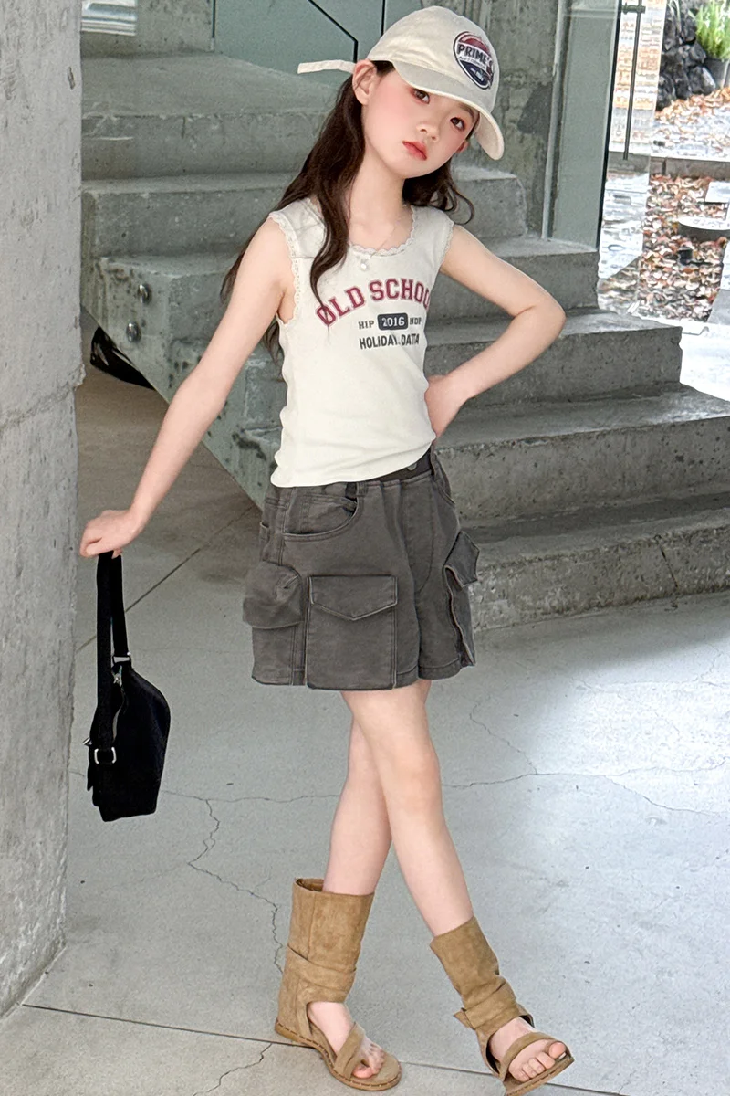 Kinderkleidung: Coole Mädchen-Sommer-Vintage-Tanktops mit Buchstabenprint und graue Cargo-Denim-Shorts – Modische Streetwear 2026 – Detail 3