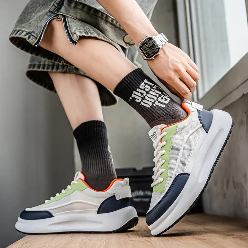 أحذية رجالية بيضاء شبكية جديدة قابلة للتنفس خفيفة الوزن ومنخفضة أعلى أحذية سميكة سوليد الارتفاع زيادة أحذية مريحة وغير رسمية