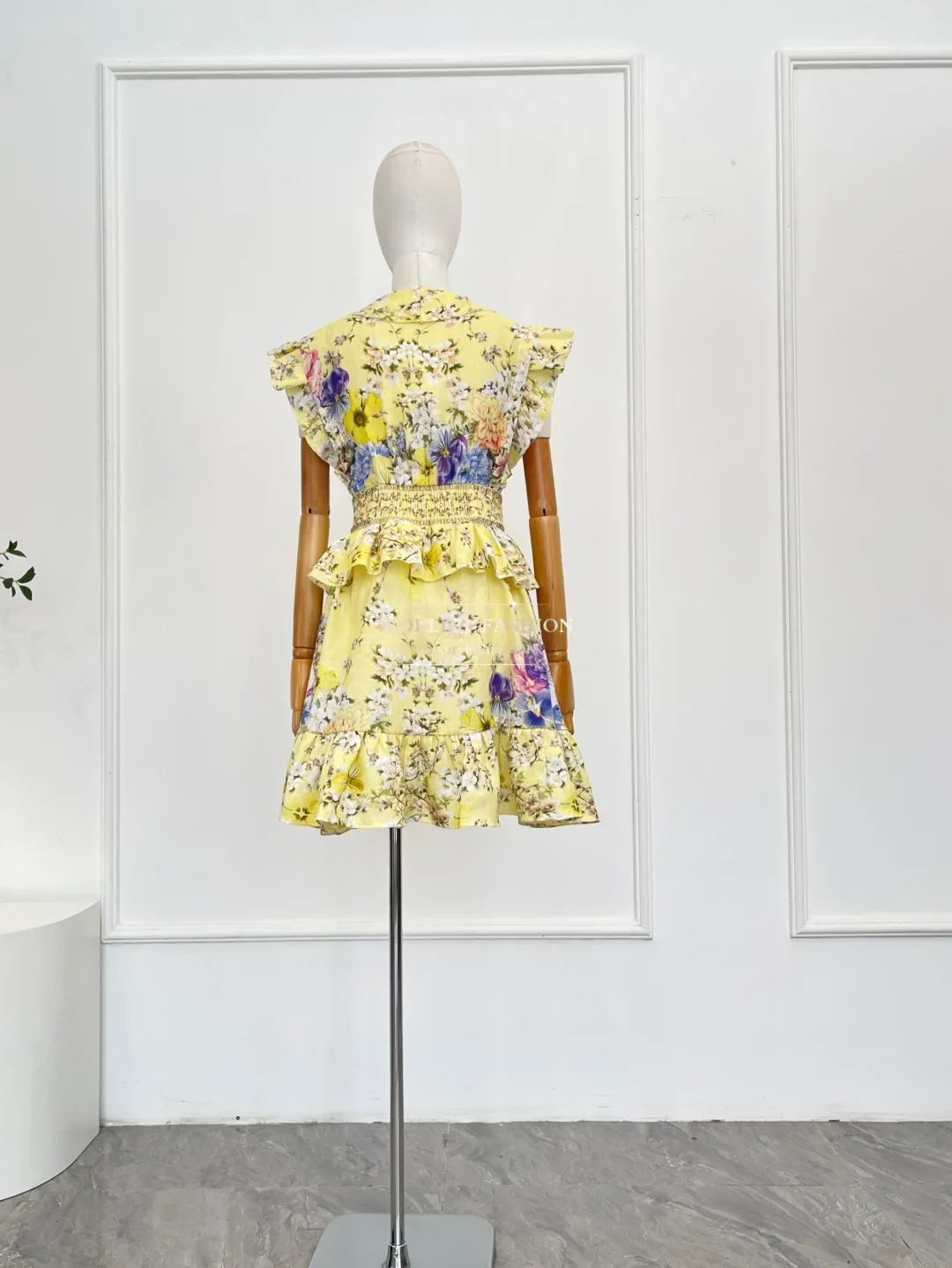 Gelbes Minikleid mit Blumendruck, ärmellos, Rüschen, Wasp-Taille, 2022, neues Design