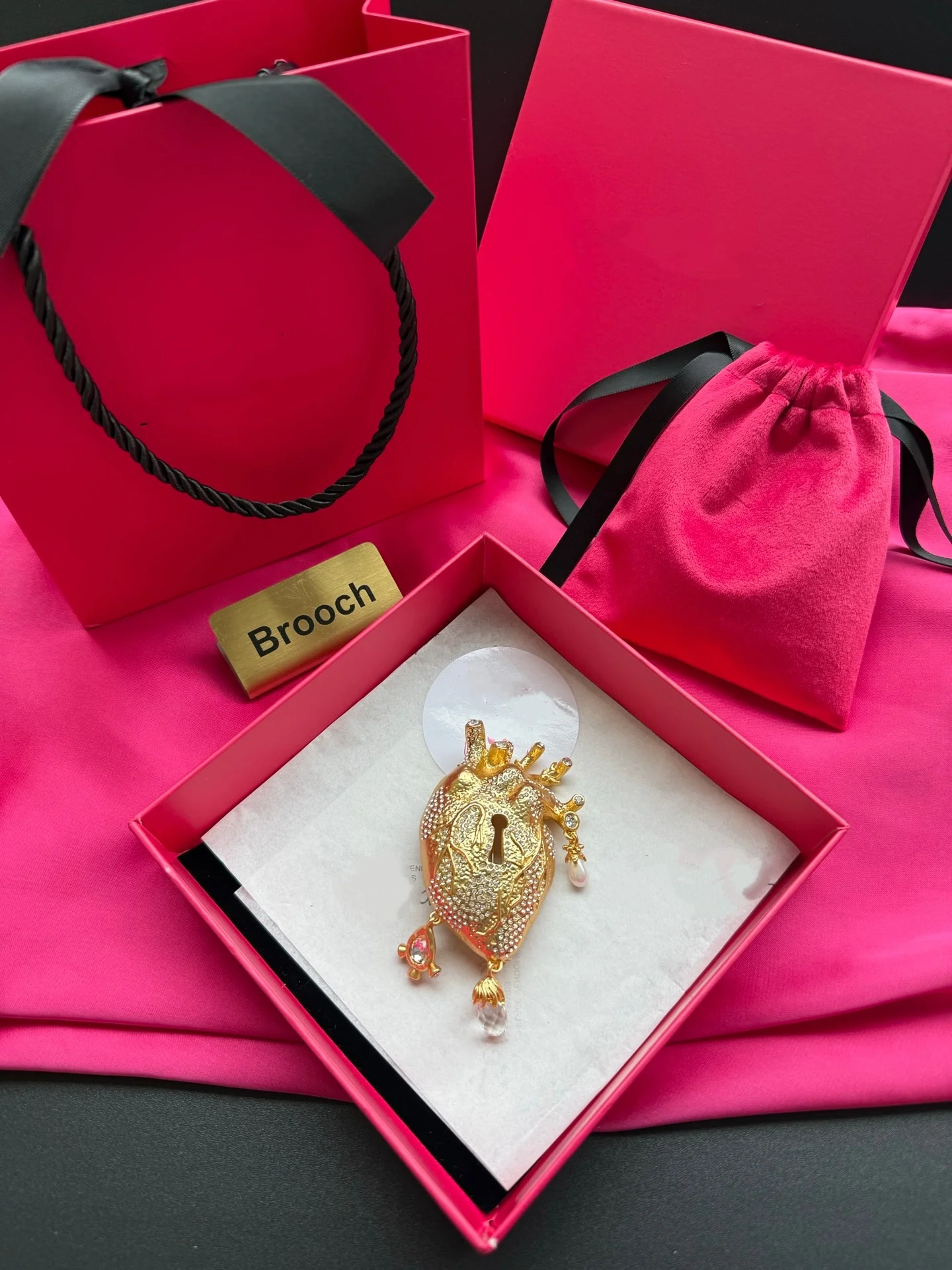 

A high-end banquet brooch with a retro, abstract, and distinctive features, featuring heavy gold plating in two colors, is popul