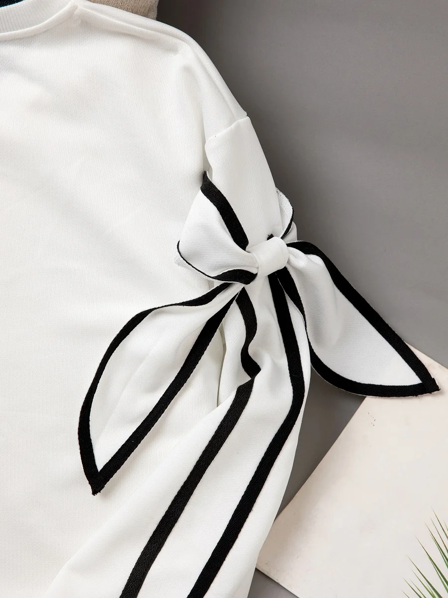 سترة خريف/شتاء بأكمام طويلة معقودة ومزينة بحروف الصدر وطباعة الحب ورقبة دائرية