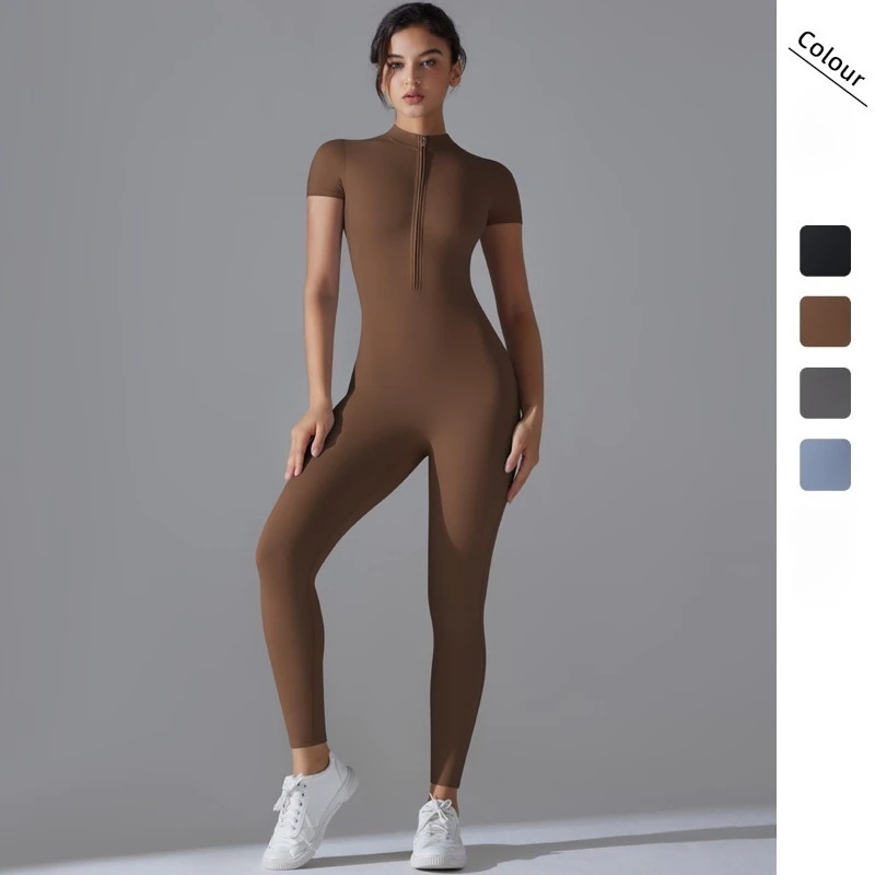 Nowa kolekcja wiosna-lato 2026: damski, sportowy kombinezon z krótkim rękawem, idealny do fitnessu i jogi.