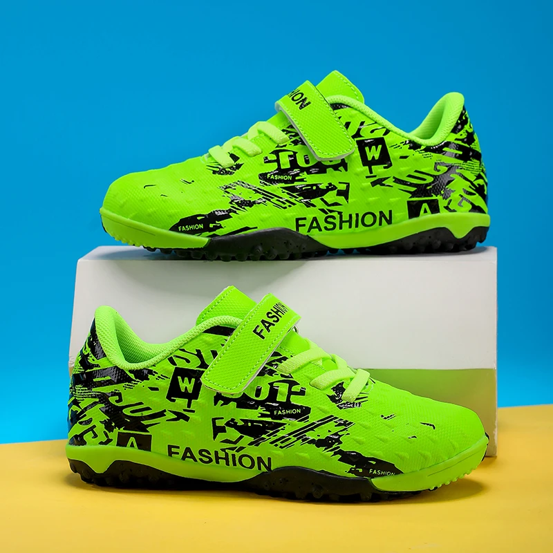 

A pair of children's four-season leather football shoes with studs, wear-resistant football shoes, sizes 28-38，CT-J189