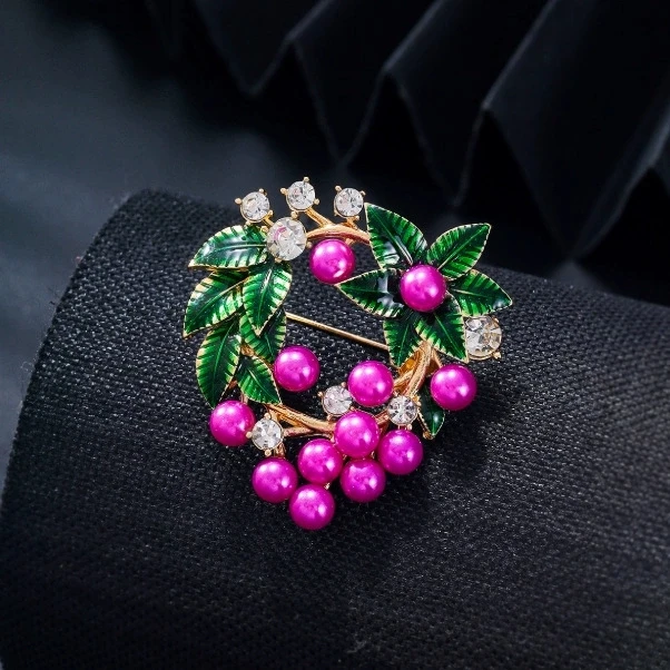 Minimally fresh and versatile plant flower brooch, niche design, clothing dress accessories, alloy pearl brooch