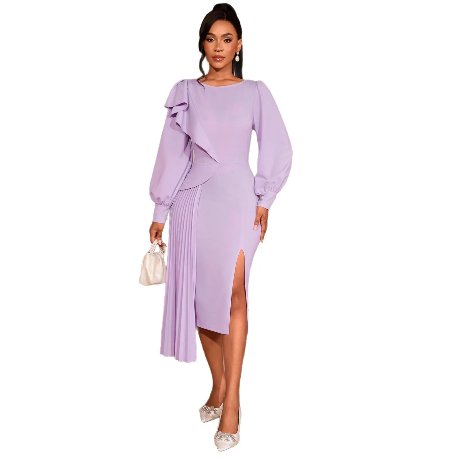 

Элегантное вечернее платье фиолетового цвета с круглым вырезом, рукавами-фонариками, асимметричными оборками и разрезом по боку, приталенного силуэта, средней длины