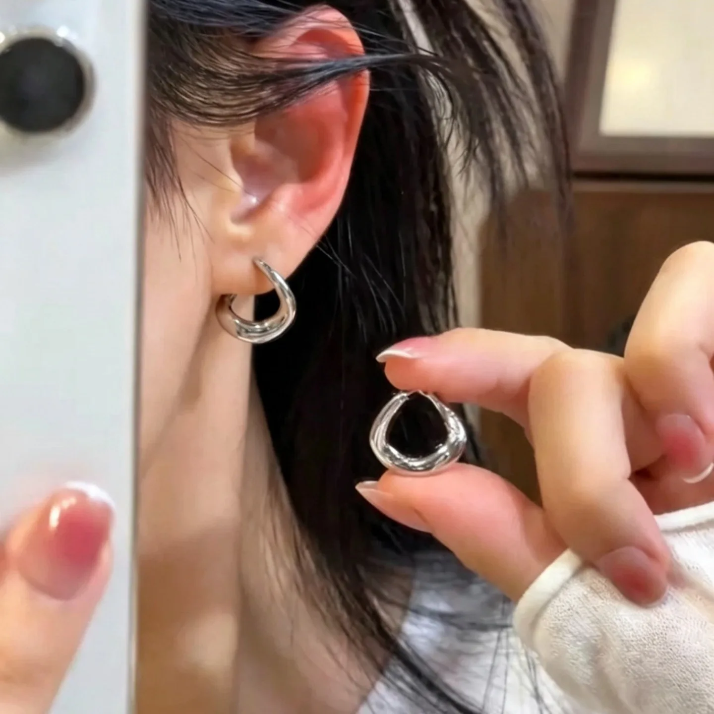 1 Pair Earrings with A Rich Sense of Style Featuring Irregularly Shaped and Pleated Ear Clasps and Suitable for All Occasions