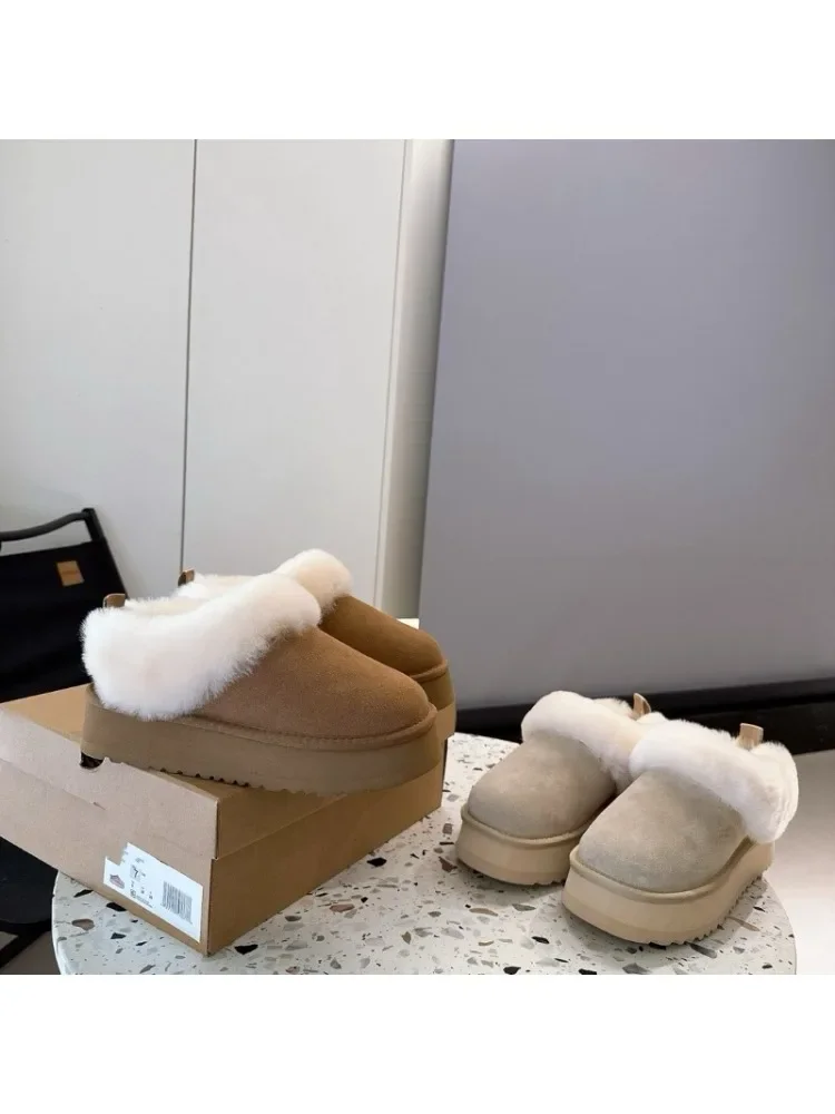 Neue Winterstiefel für Damen aus Schafleder und Wolle, mit dicker Sohle, flauschigem Innenfutter und kurzer Schaftform.