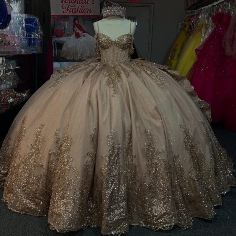 

Champagne Shiny Quinceanera Dresses Ball Gown Spaghetti Strap Applique Lace Beading Crystal Tull Sweet 16 Dress Vestidos 15 De