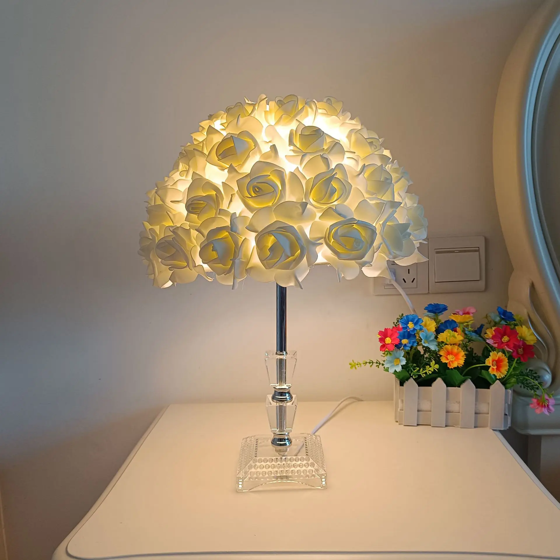 คริสตัลโรสโคมไฟตั้งโต๊ะสร้างสรรค์ช่อดอกไม้โคมไฟห้องนอนตกแต่งไฟกลางคืน