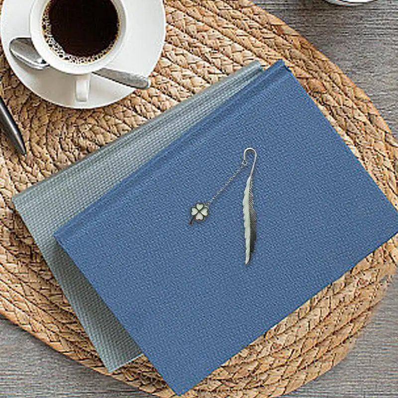 علامات مرجعية ريشة معدنية عتيقة ، تتوهج في الظلام ، برسيم بأربع أوراق ، علامات كتب للقراءة