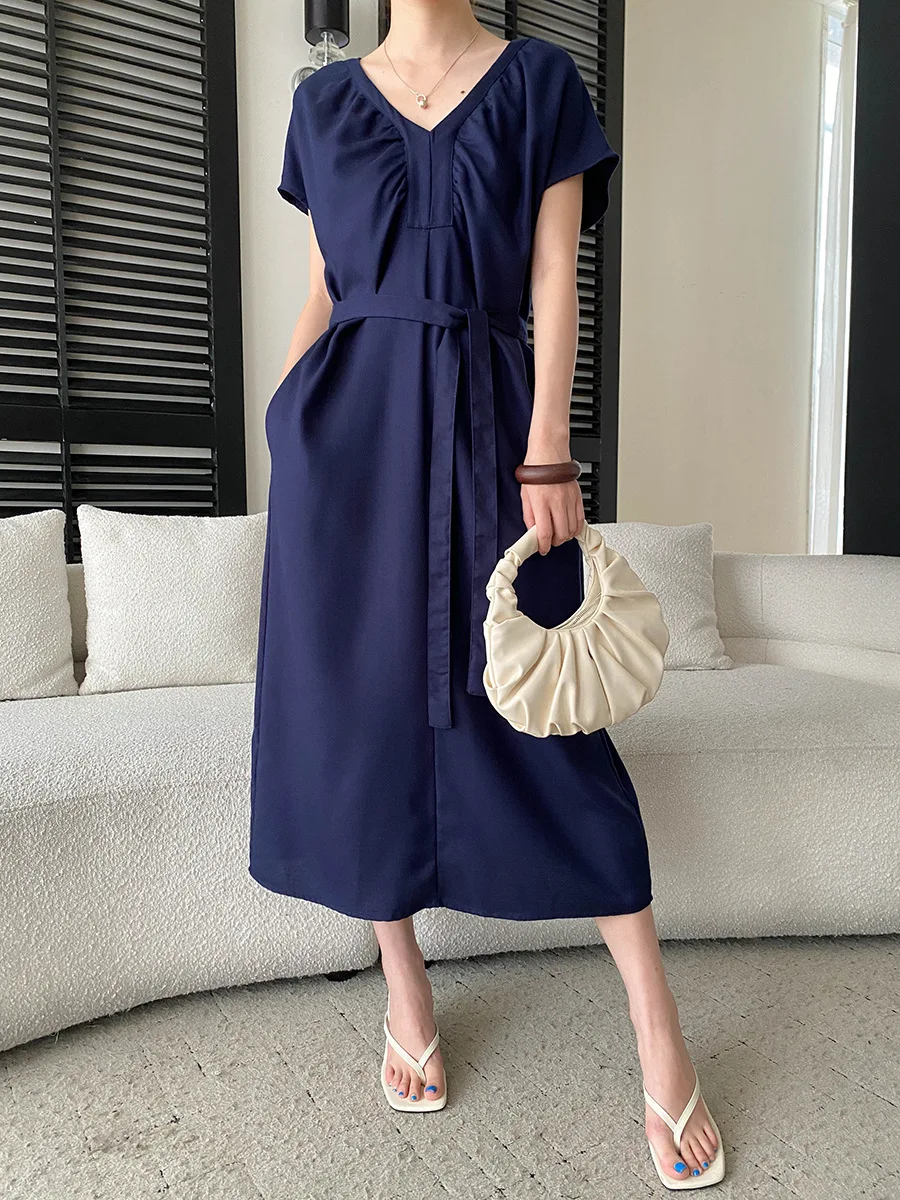 Sommerliches Damenkleid in unifarbenem Design mit V-Ausschnitt und Schnürung an der Taille für eine schlanke Silhouette. – Detail 19