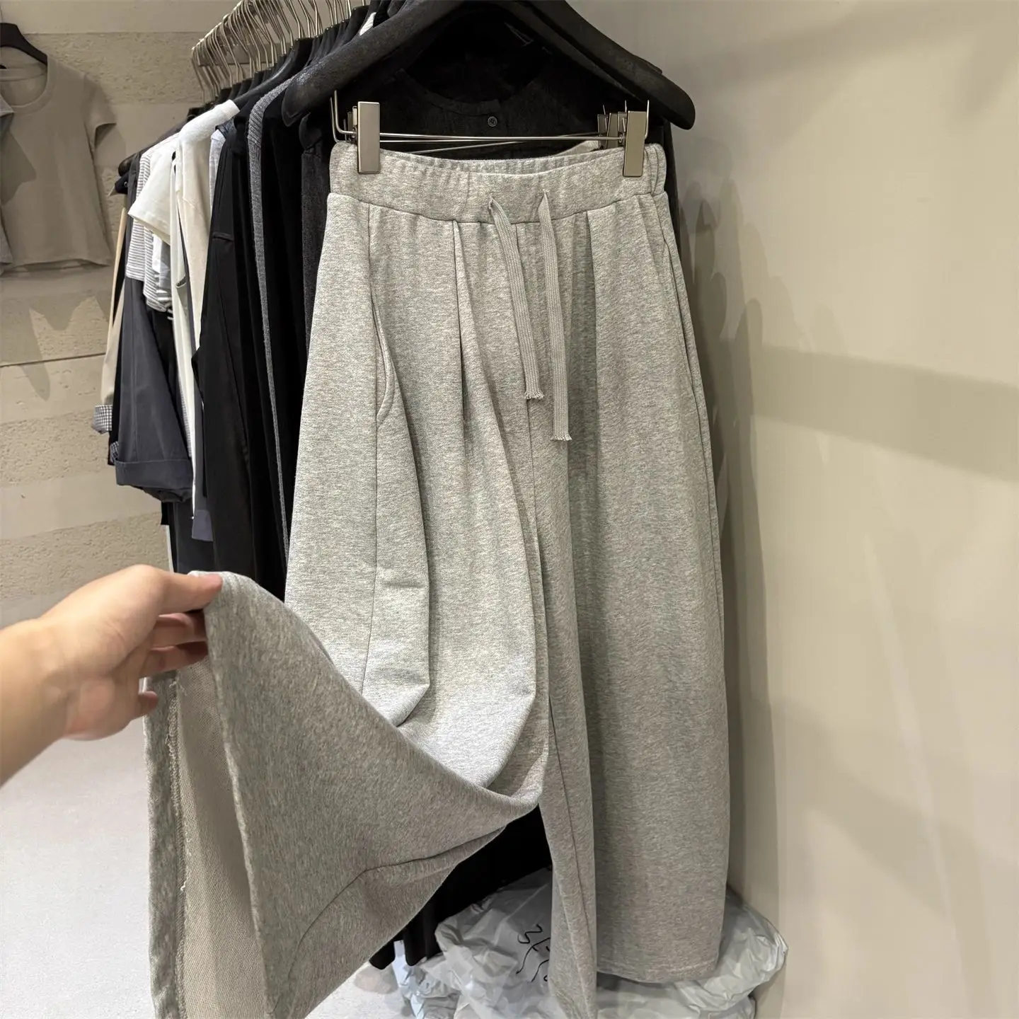 グレーのドローストリング付きゆったりワイドレッグパンツ レディース 秋冬 ルーズフィット カジュアルパンツ バルーンスウェットパンツ ハイウエストパンツ