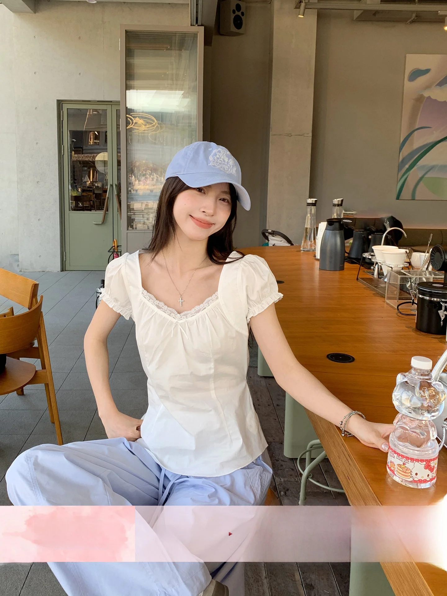 

Женская летняя модная блузка в корейском стиле с V-образным вырезом, короткими рукавами-фонариками и кружевными вставками Morning Bloom, приталенного кроя