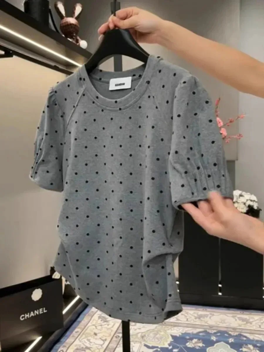Camiseta de lunares para mujer, manga corta, cuello redondo, corte entallado, diseño Vintage dulce y picante, hombro redondo único, moda Wh5