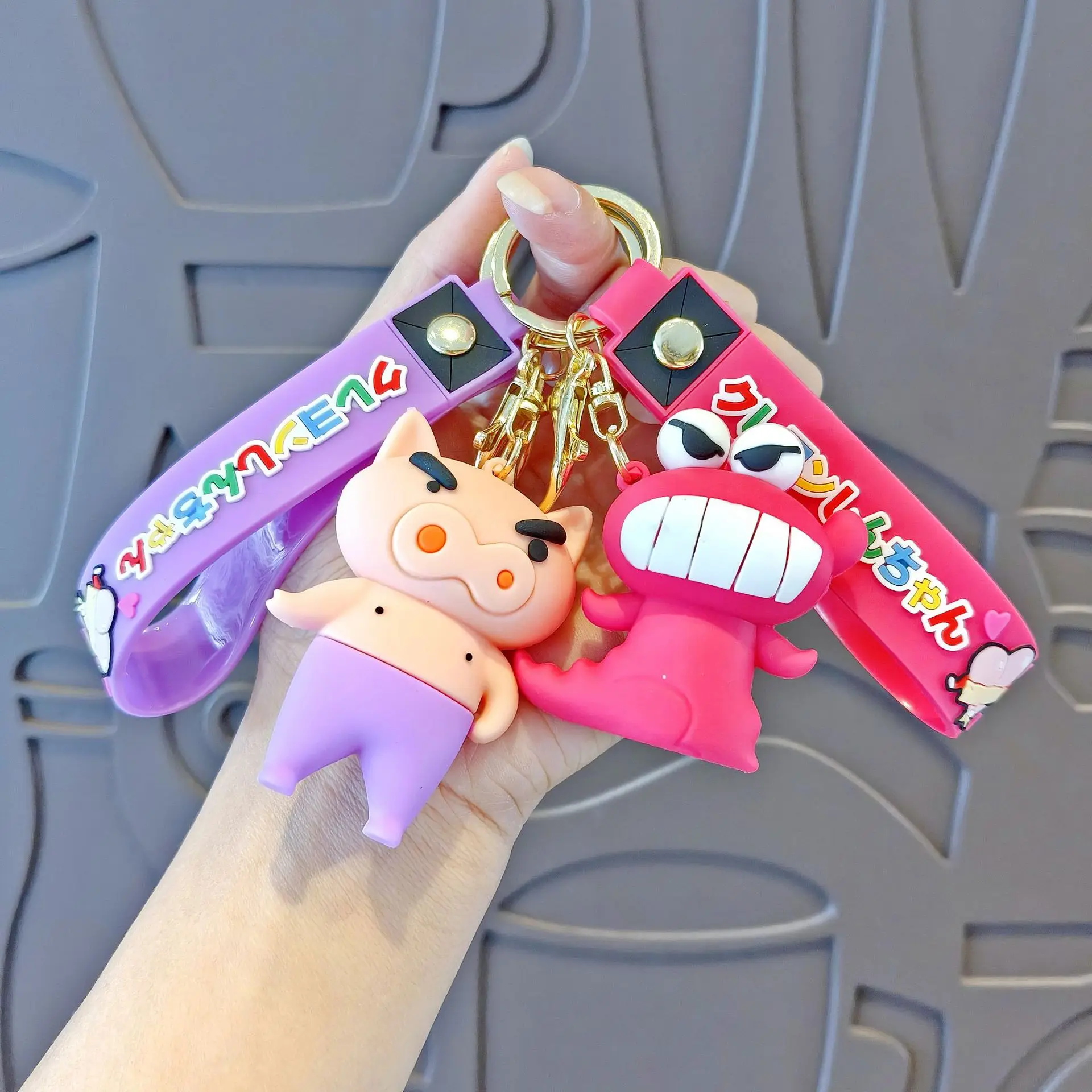 MINISO لطيف تلوين شين تشان هلام السيليكا مفتاح مشبك الإبداعية على ظهره قلادة الحلي الهزلية هدايا لطيف للبنين والبنات 2025