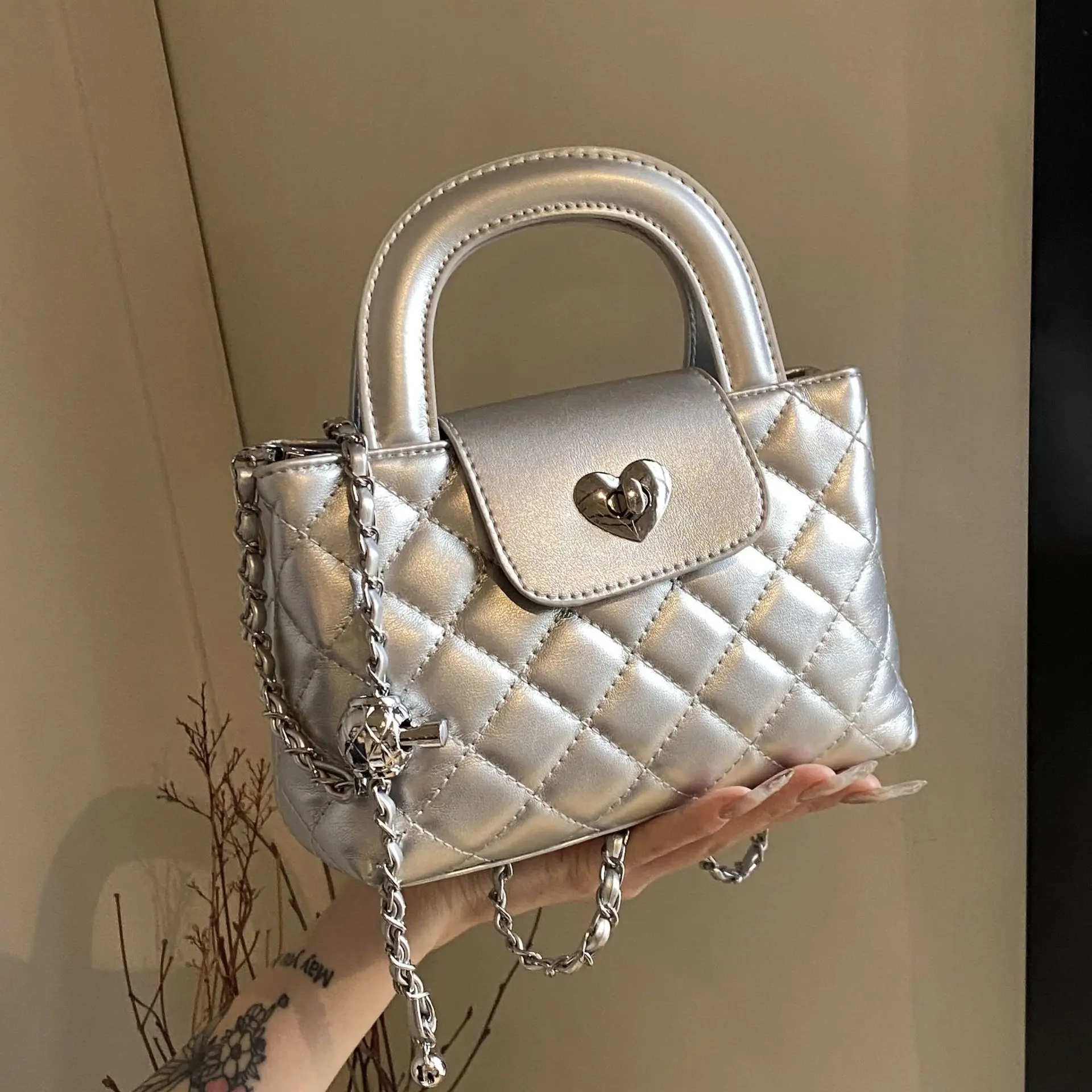

Light luxury diamond-shaped small square bag, heart-shaped lock design handbag, sweet and cool chain bag
