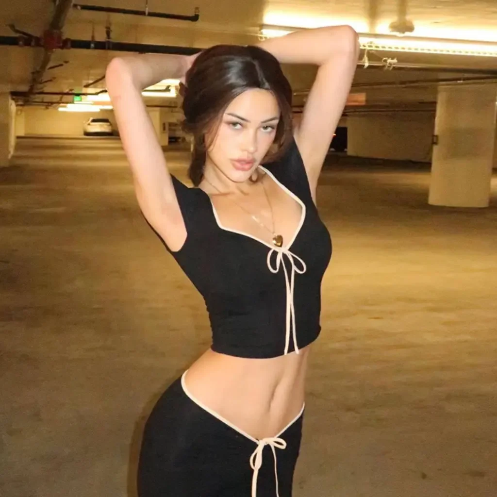 ชุดแฟชั่นฤดูร้อนสำหรับผู้หญิง สไตล์ยุโรปและอเมริกา เสื้อยืดแขนสั้นคอเหลี่ยม พร้อมกางเกงขาสั้นเอวต่ำทรงเข้ารูป