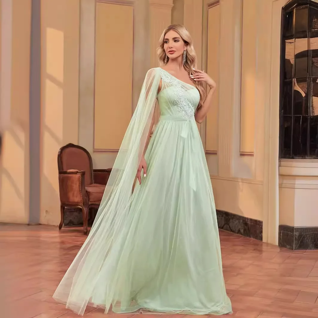 Abito da sera morbido e fluido in tulle per damigella d'onore, da donna, verde salvia, con spalla singola asimmetrica, manica lunga a mantella e corpetto in pizzo floreale