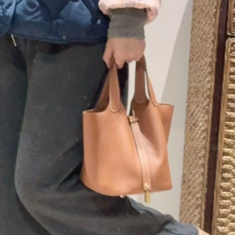 

2025 New Bucket Leather Bag Vegetable Basket Leather Handbag Premium Versatile Simple Commuter Women's Bag
