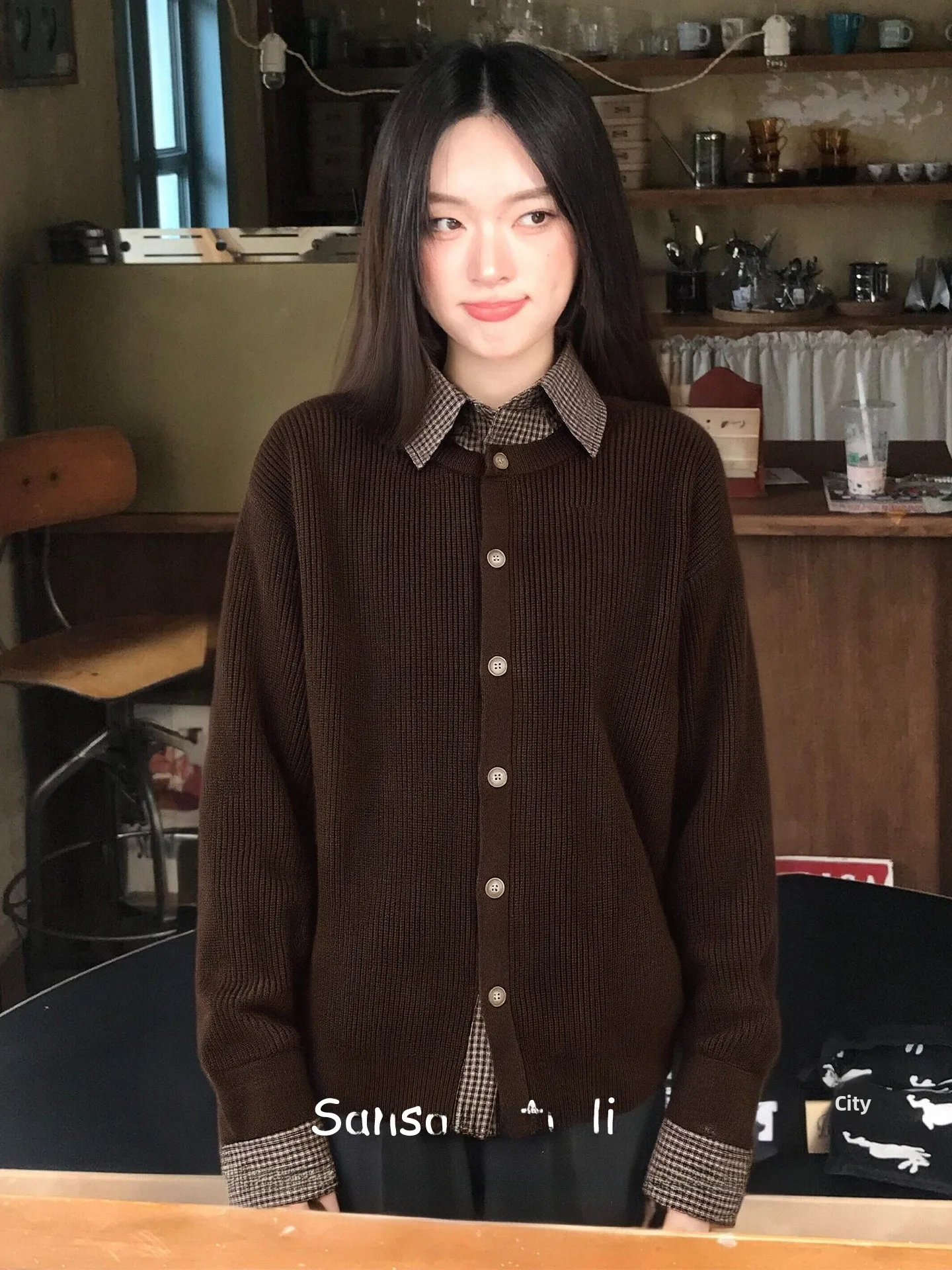 

Женский вязаный кардиган на раннюю весну с клетчатыми вставками в корейском стиле, создающий ощущение роскоши, с длинными рукавами и воротником