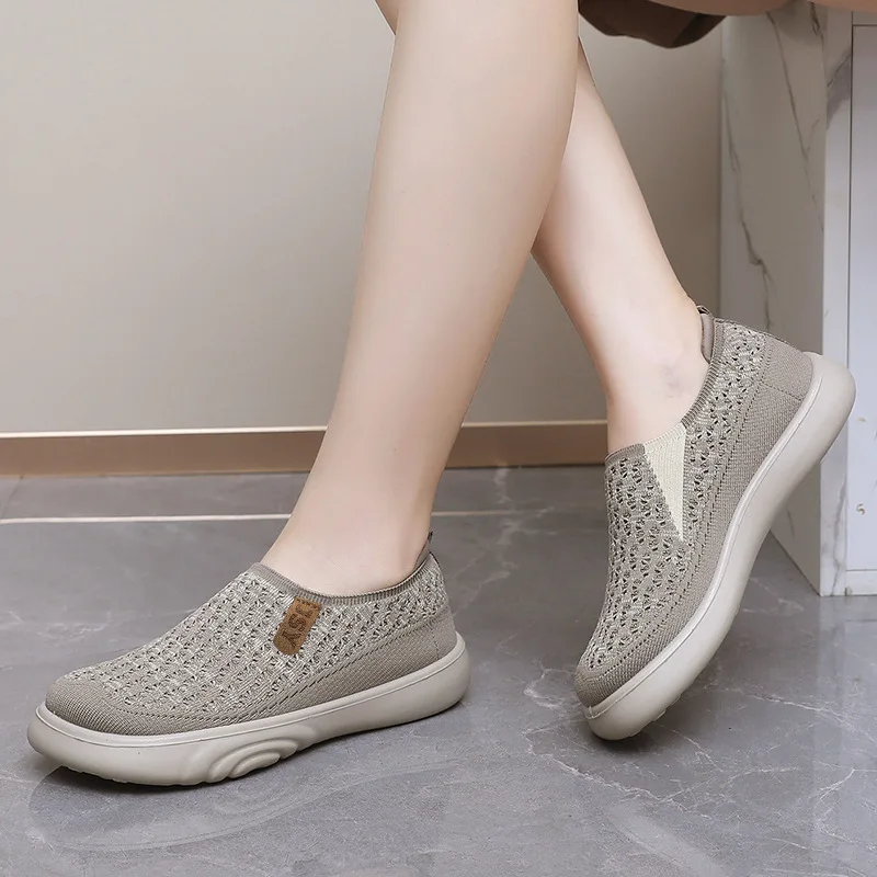 Women\'s 2024 new round toe soft soled shoes, women\'s old Beijing cloth shoes, lightweight mother shoes, thick soled casual shoes