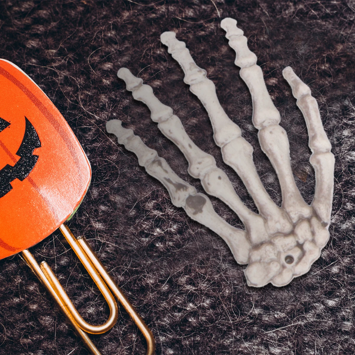 

5 Pairs Accessory Halloween Bones Scary Haunt Decor Prop Shape Figurine Fake Hands Artificial Mother