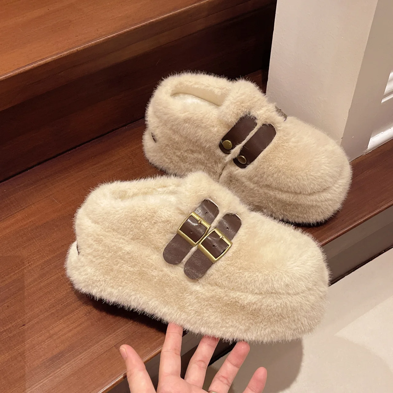 Pantoufles moelleuses à fond épais, vêtements d'extérieur en velours à une pédale, petites pantoufles en coton augmentant la hauteur, automne et hiver