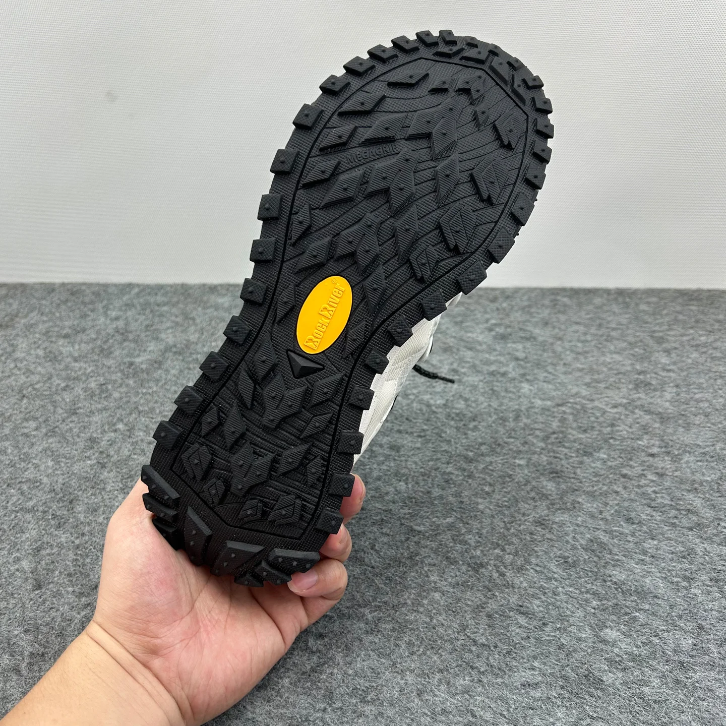 Lightweight and comfortable casual sports running shoes men's and women's non-slip shock-absorbing mesh sneakers