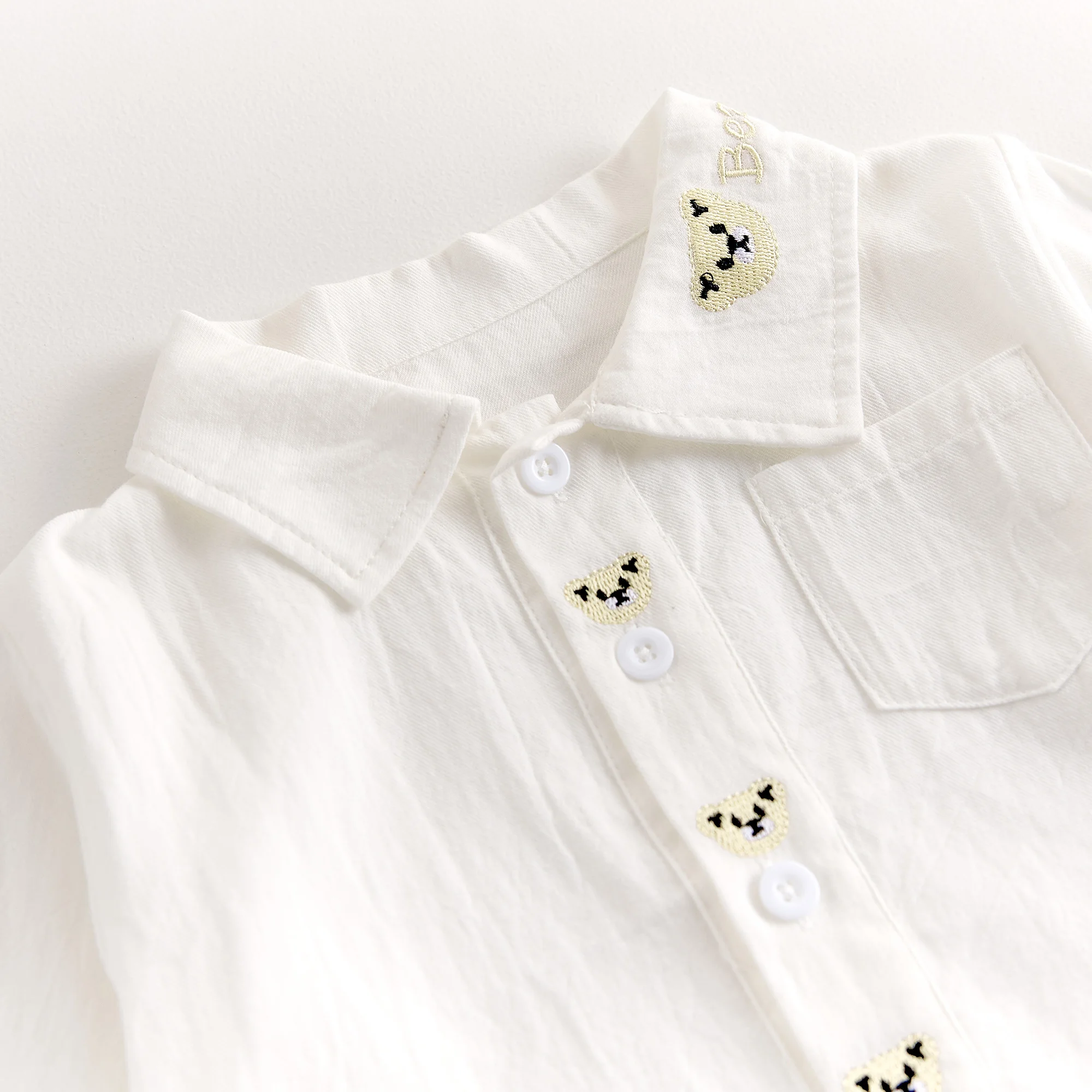 Unisex-Baby-Langarmshirt in Weiß, neues Design für die Herbst- und Frühjahrssaison, stilvolles und vielseitiges Oberteil für Babys und Kleinkinder. – Detail 4
