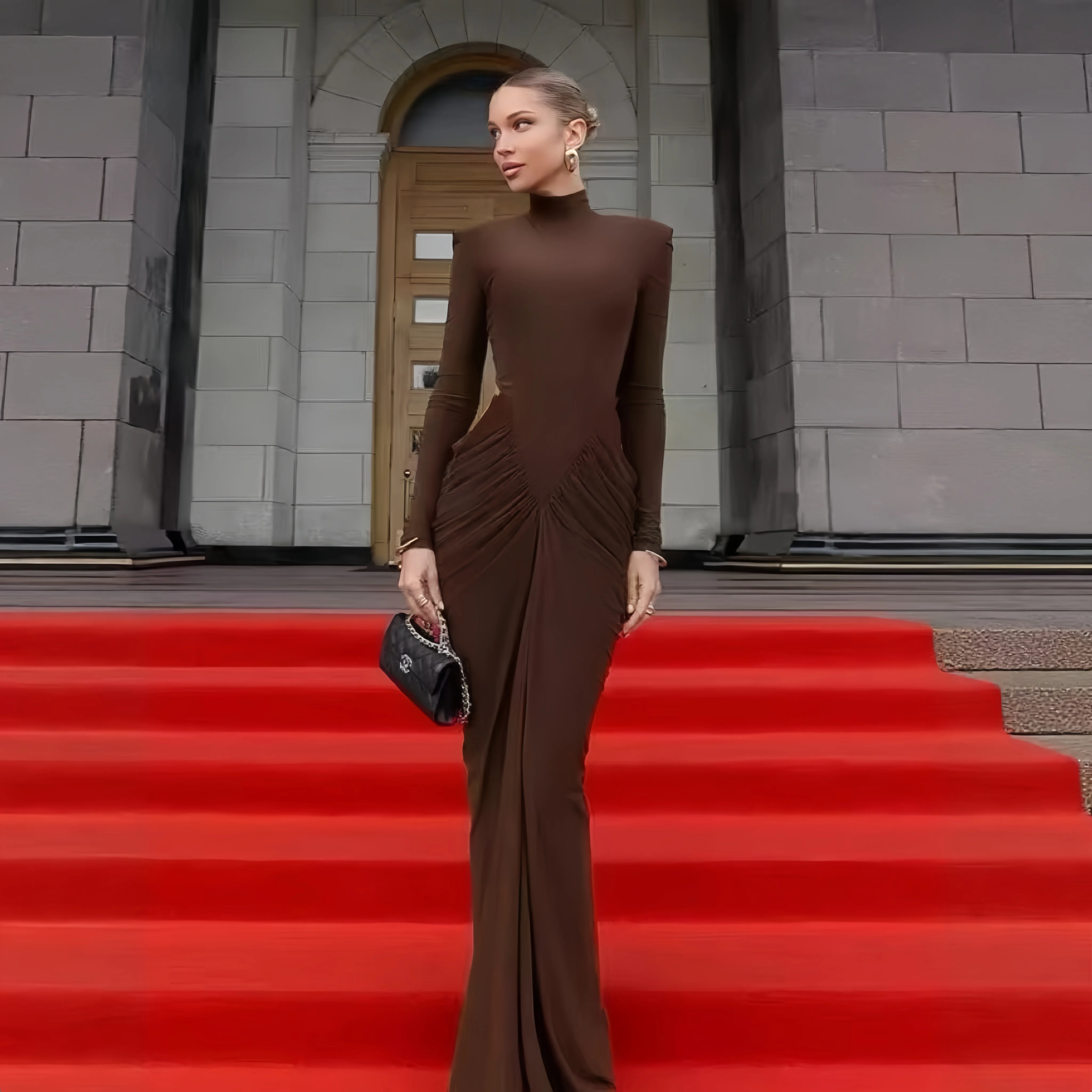 Elegancka damska sukienka bodycon z długim rękawem, rzeźbionym dekoltem i asymetrycznym dołem, idealna na formalne wieczorne przyjęcia.