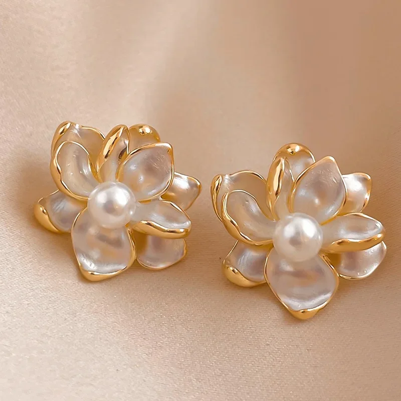 Metal Pearl Flower Clip Earrings for Women Fashion Simple Elegant Cream White Flower Clip on Earrings Without Piercing Wholesale