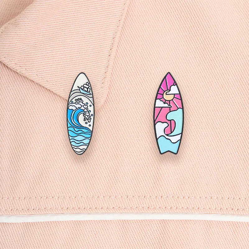 Cartoon-Ozean-Sonnenuntergang-Surfbrett-Emaille-Pin, Sommer-Strand-Ozeanwellen-Segelboot- und Sonnenuntergang-Himmel-Design-Brosche, Taschen-Revers-Abzeichen-Schmuck – Detail 11