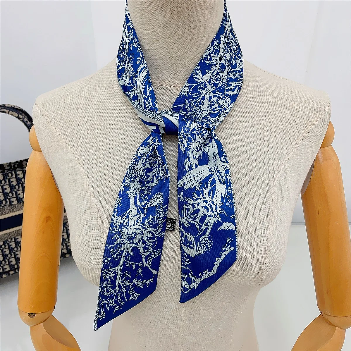 Design Fashion Square Silk 2024 Scarf Women Hairband Printed Small Satin Shawls Foulard Neckerchief Female Headbands Bandana