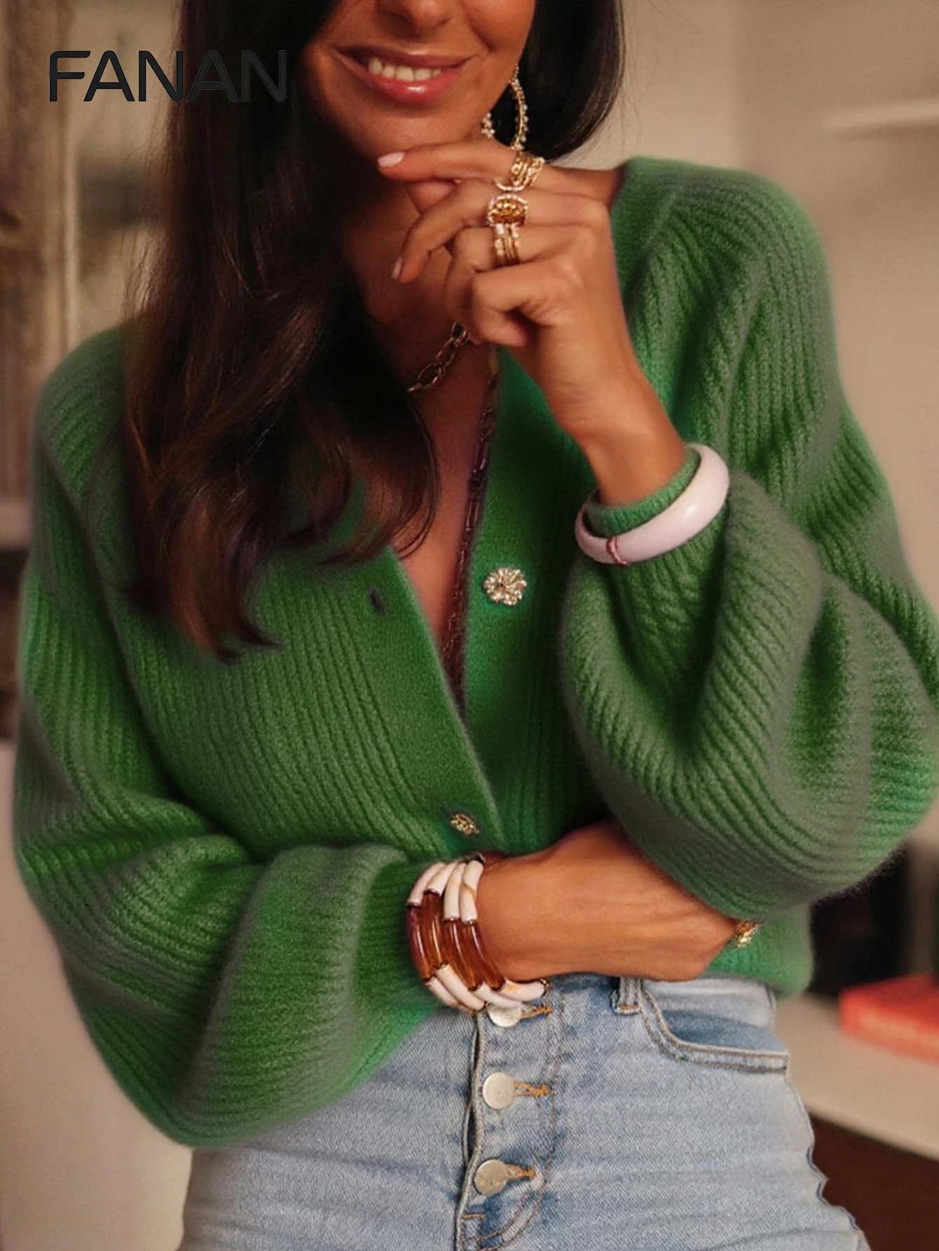 

Новый осенне-зимний вязаный кардиган для женщин в непринужденном стиле, зеленый кардиган с круглым вырезом и оригинальным дизайном, повседневная и элегантная осенне-зимняя верхняя одежда, базовый универсальный стиль для городских поездок, стильный и модны