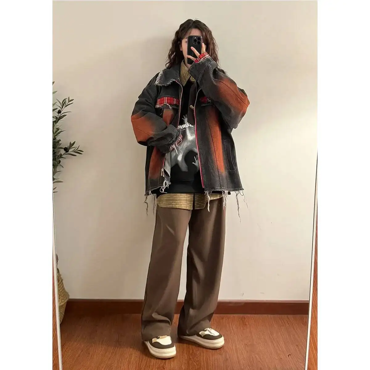 Amerykańska kurtka jeansowa w kratę w stylu vintage, damska, wiosenna, nowa, z efektem spryskiwania farby, postarzana, z frędzlami, o wyrafinowanym wyglądzie, o regularnym kroju.