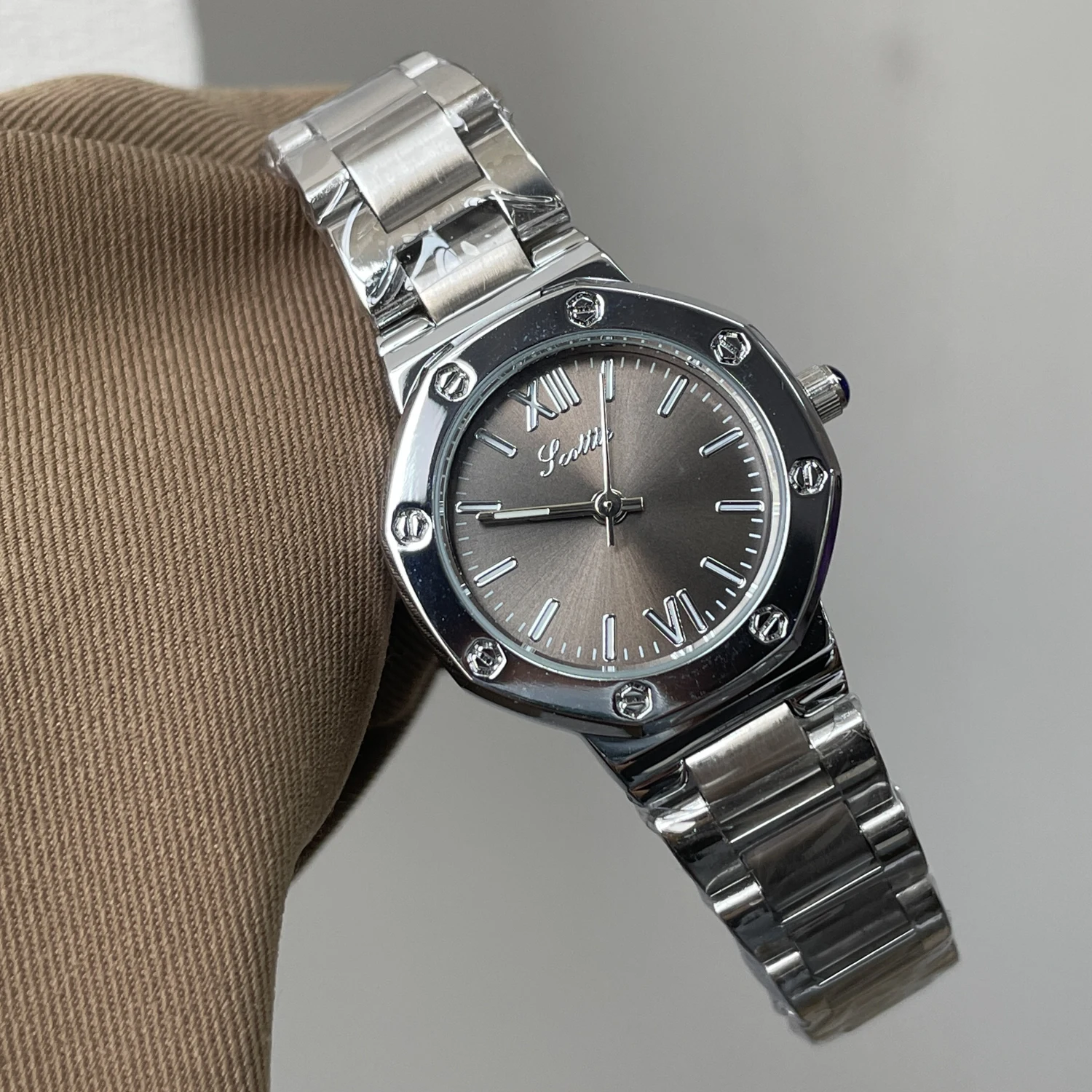 ساعة فضية فاخرة جديدة لعام 2026، ساعة عالية الجودة، إكسسوارات هدايا نسائية عصرية وأنيقة عالية الجودة من الفولاذ المقاوم للصدأ