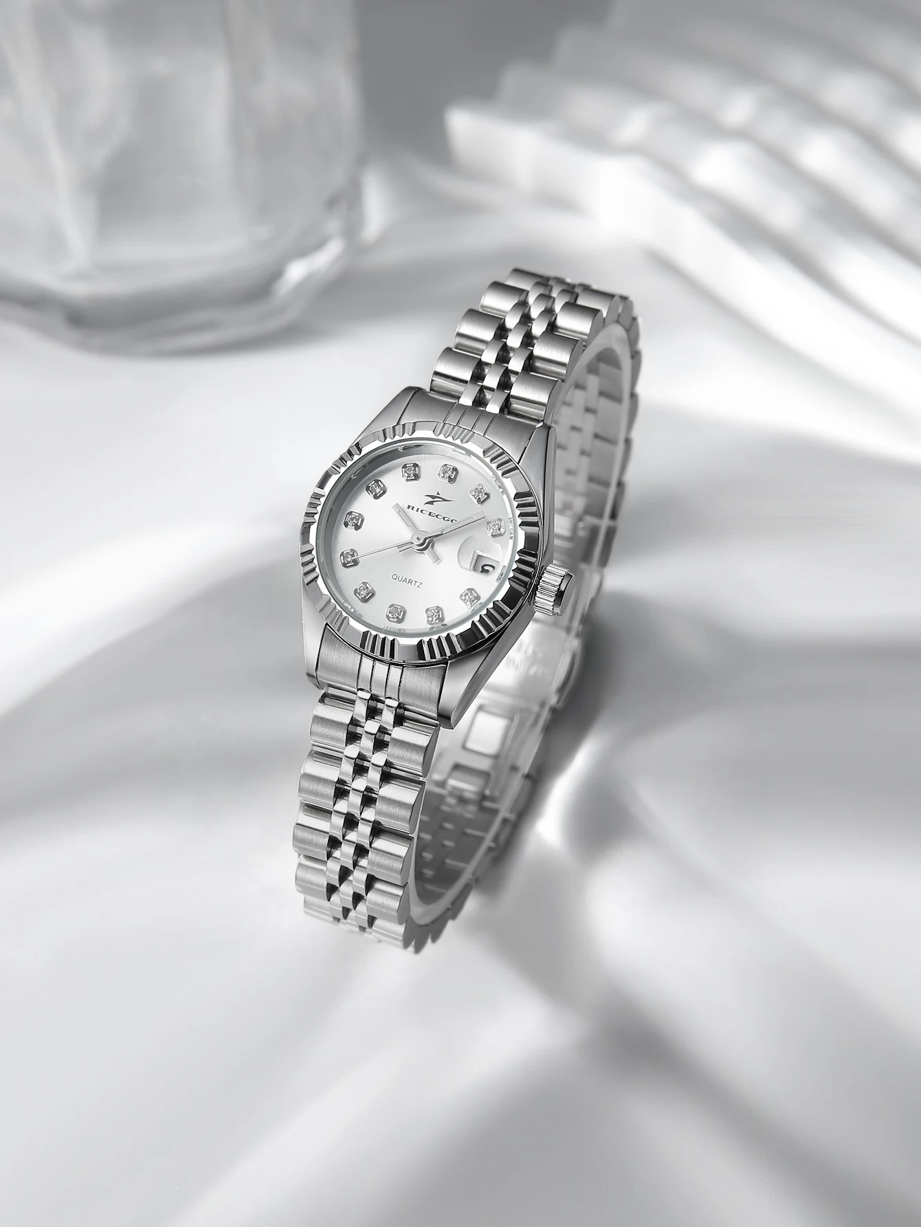 Ricecgo a Women's Quartz Watch with a Round Dial Decorated with Rhinestones