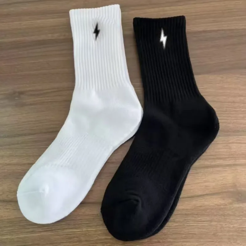 2 Paar Herren-Socken mit hohem Schlauch, schweißabsorbierend, geruchsdicht, Sportsocken, einfache, bequeme, einfarbige Freizeitsocken