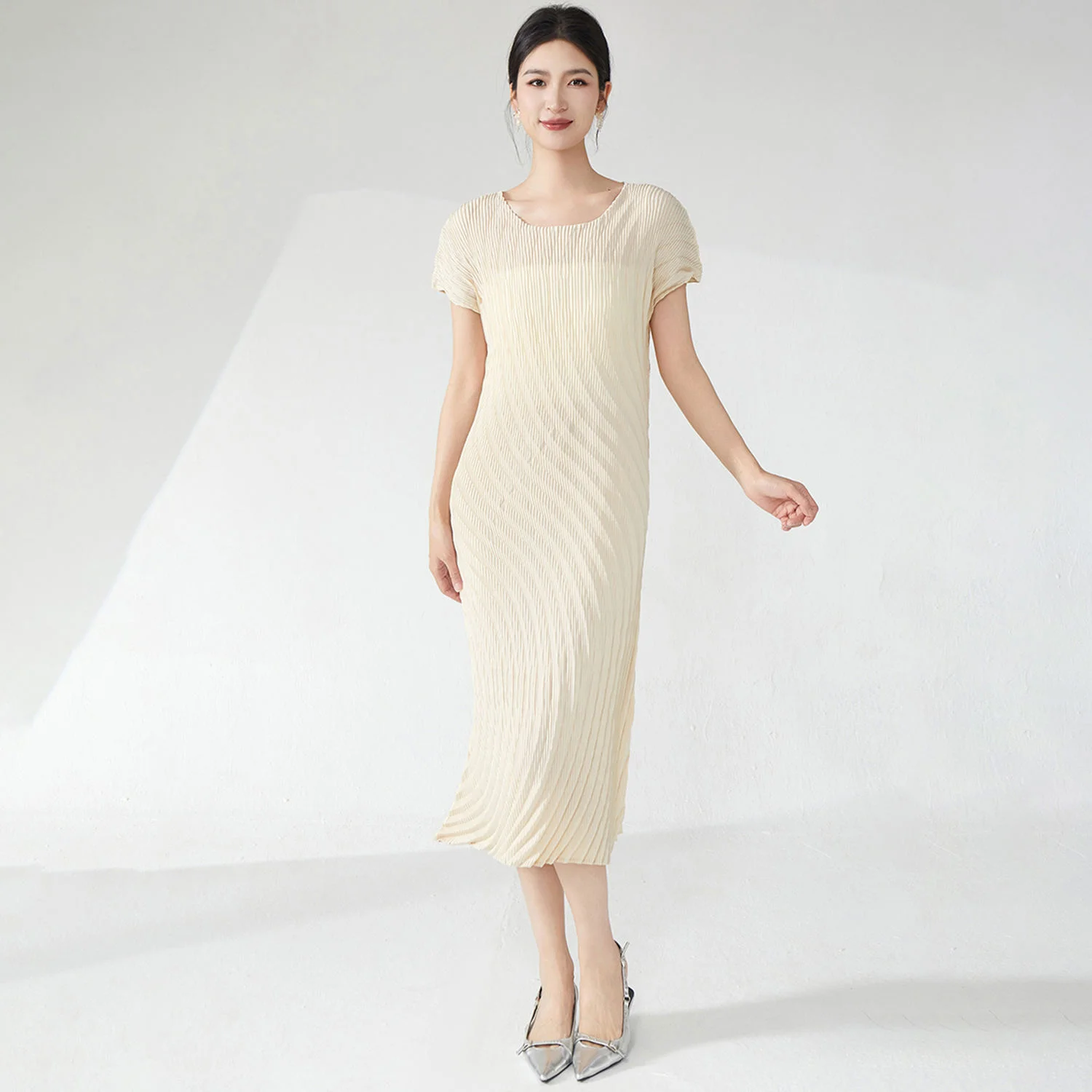 

Miyake Summer Dress 2025 New Design Crew Neck Solid Color Dress Free Size Polyester Fabric Women's Dress