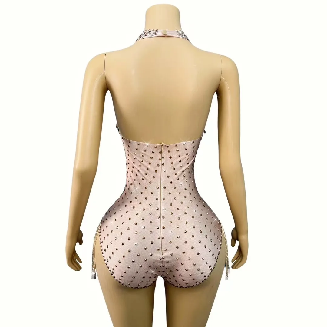 Kostium showgirl, luksusowy strój na imprezę, błyszczące cyrkonie, łańcuszki, cekiny, obcisłe body, seksowny damski strój z odkrytymi plecami, luksusowy strój sceniczny.