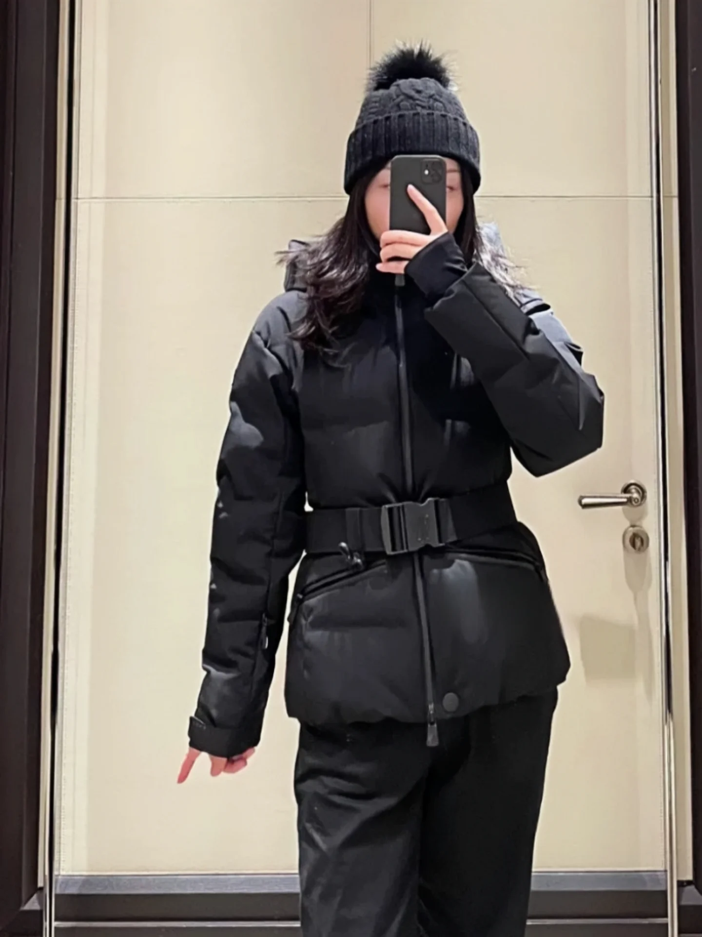 

Waterproof Thickened Double Layer Inner Windproof Sleeve Detachable Elastic Waist Belt Outdoor Skiing White Goose down Jacket
