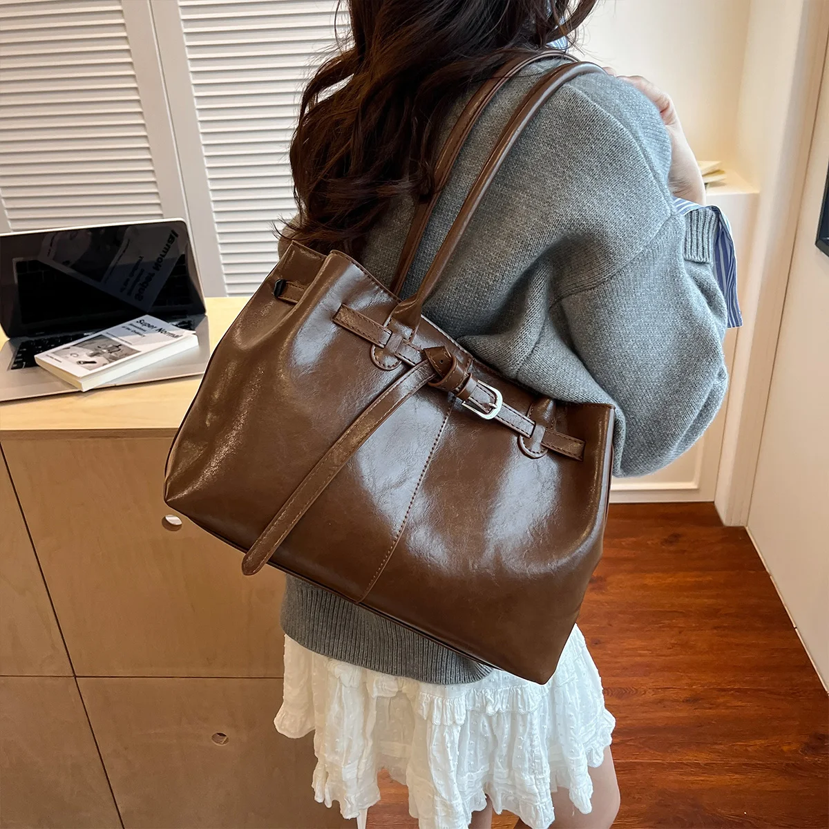 حقيبة حمل لامعة عتيقة مع عقدة حبل ديكور تصميم مبطن سعة كبيرة من البولي يوريثان سحاب مقاوم للماء حزام مريح ثابت #6