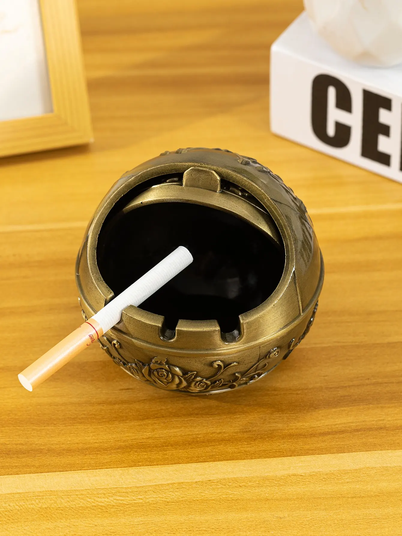 Light luxury high-end home creative trend office spherical ashtray with cover as a gift for friends three-dimensional 3D carved