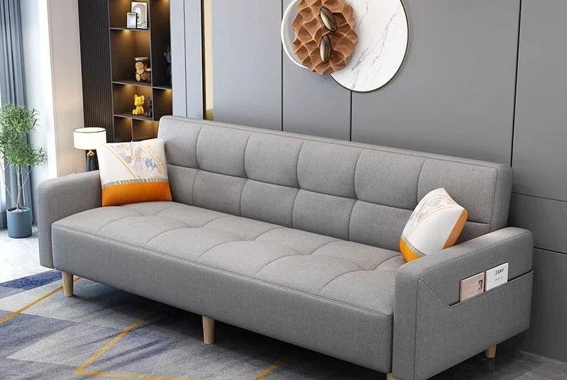 أريكة قماشية لغرفة المعيشة، وظيفة قابلة للطي في شقة صغيرة بسيطة