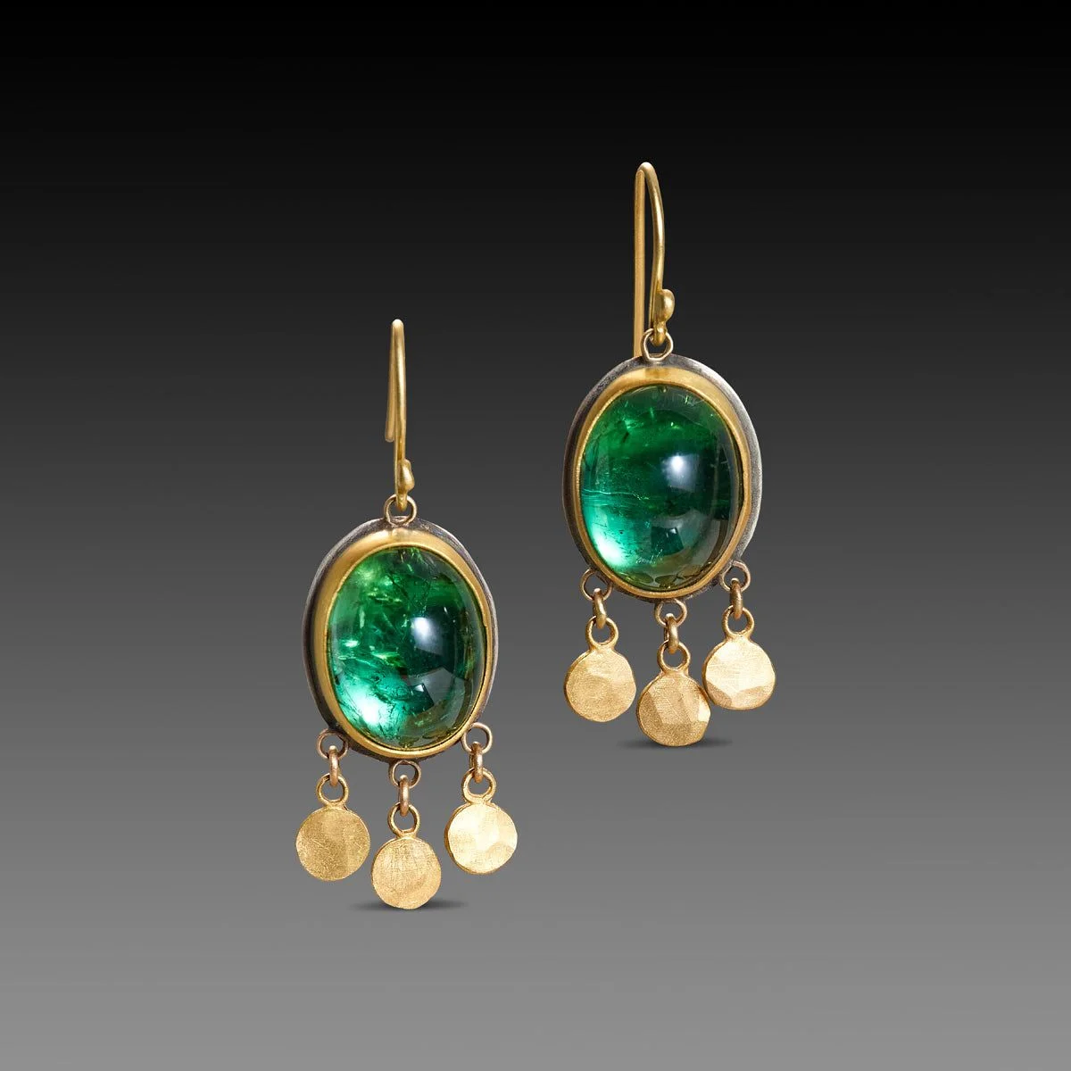 Court-style Oval Artificial Gemstone Inlaid Pendant Earrings with Fringed Accents Are Suitable for Weddings and Banquets.