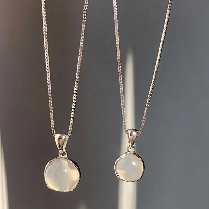 Luxury Plated White Round Moonstone Pendant Necklaces for Women Fashion Jewelry Choker Clavicle Chain Short Charm Necklace