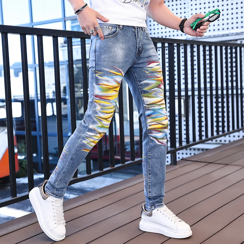 Celana panjang ketat pergelangan kaki pria, Jeans cetakan warna Mode desain kepribadian jalanan trendi Punk tampan meregang Slim Fit